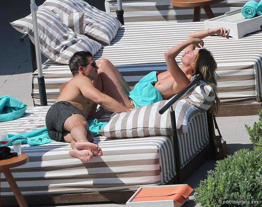 Chica caliente pillada en topless - Foto 208136