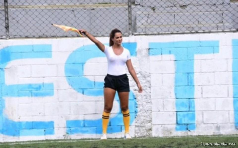 BANDEIRINHA SE MOJA LA CAMISA Y MUESTRA SUS GRANDES PECHOS - Foto 172709