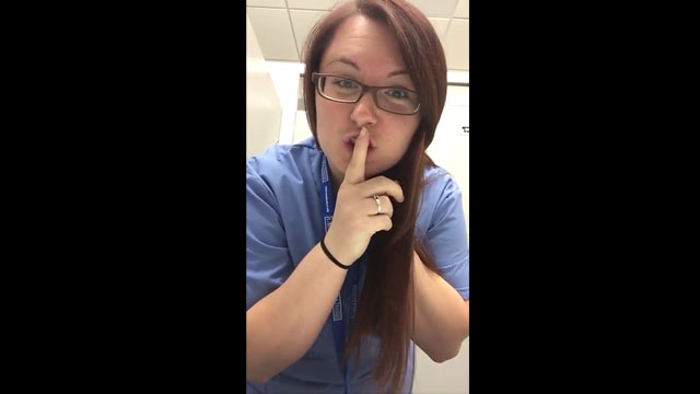 La pequeña enfermera se conectó desnuda