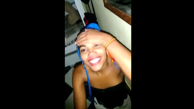 Larissa haciendo una mamada en el tren se volvió viral