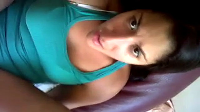 Puta caliente y afeitada en sexo amateur