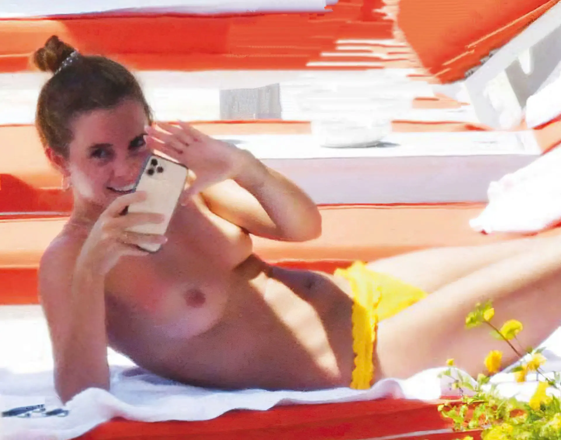 Emma Watson — desnudos sin camiseta filtrado Holiday Sunbathing pechos pequeños