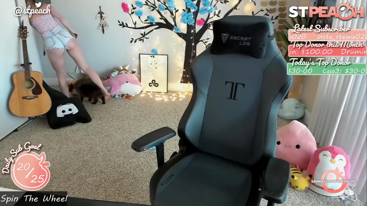 STPeach — vistiendo glúteos Shorts en Twitch transmisión